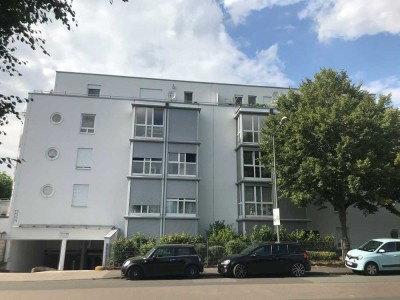 Gepflegte Wohnung 2 ZKB mit EBK, Duplexstellplatz, zentral in Wiesbaden Südost