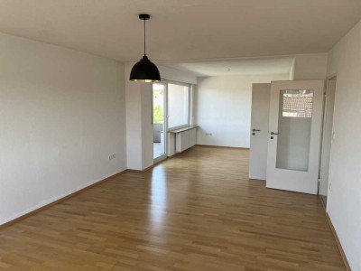 Großzügige, modernisierte 4-Zimmerwohnung in einem Wohn- und Geschäftshaus