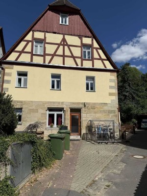 Landhausflair trifft moderne Wohnqualität – 3 Zimmer Wohnung im historischen Herzen Heroldsbergs