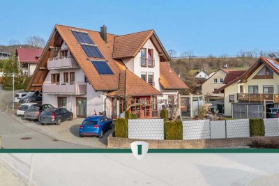 Attraktive Dachgeschosswohnung mit Balkon in schickem 3-Familienhaus in bevorzugter Lage von Beuren