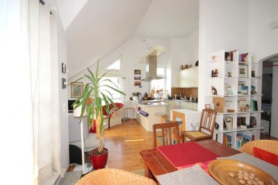 Wunderschöne Drei- Zimmer Wohnung mit einem Balkon in ruhiger Lage