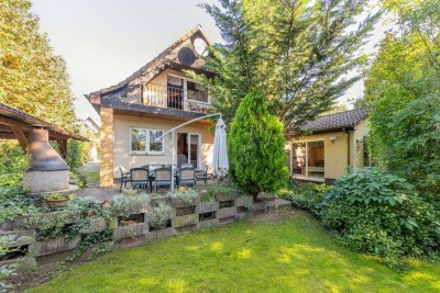 Remise, Einbauküche, Kamin, Carport, teilbares Grundstück: Einfamilienhaus zentrumsnah in Neuenhagen
