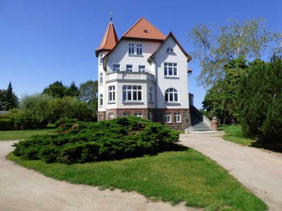 Nur SCHRIFTLICHE ANFRAGEN / Wohnen im Landhaus inkl. Grundstücksnutzung