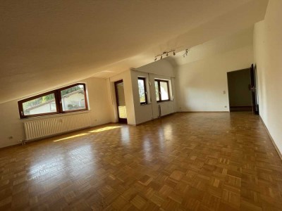 Viele Gestaltungsmöglichkeiten - große Dachgeschosswhg mit Balkon und Einbauküche