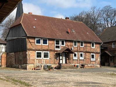 Dreiseitenhof in Winnigstedt mit historischer Architektur