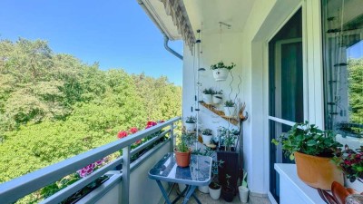 Bezugsfreie, schön renovierte Familienwohnung mit Balkon & Weitblick zum Wald "Ravensberge"