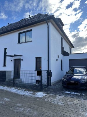 Geschmackvolle, neuwertige 3-Raum-Maisonette-Wohnung mit geh. Innenausstattung mit Balkon und EBK