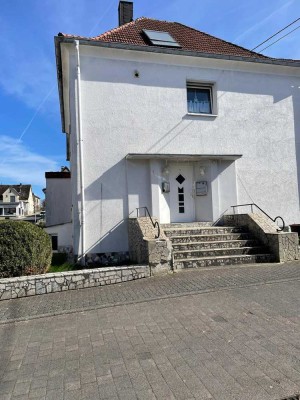 Attraktives Zwei-Familienhaus in Puderbach Mitte mit großzügigem Baugrundstück