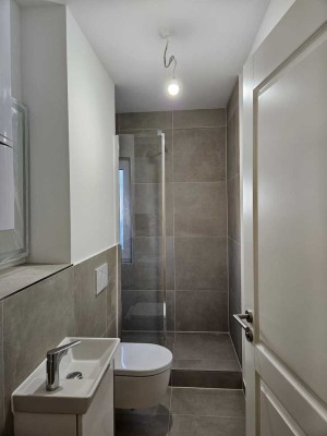 Erstbezug nach Sanierung mit Balkon und EBK: Stilvolle 2-Raum-Wohnung in Marienthal