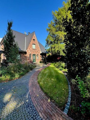 Einfamilienhaus in neuwertigem Zustand inkl. Doppelgarage mit traumhaftem Gartenparadies