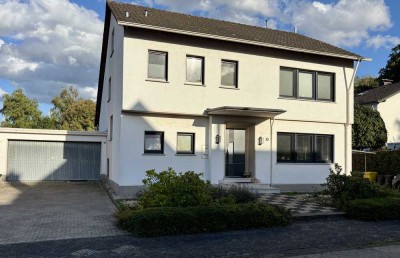Großes, freistehendes Einfamilienhaus mit Garten & Einliegerwohnung !
