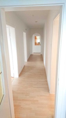 Renovierte DG-Wohnung mit 3 Zimmern, Bad, Küche, Flur sowie Balkon und neuwertiger EBK