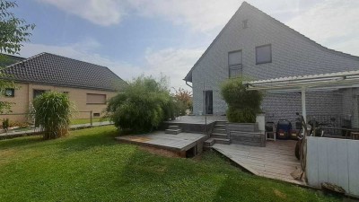Freistehendes Einfamilienhaus direkt am Rhein mit Garten und Pool