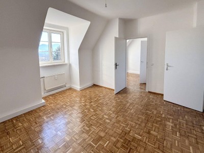 SANIERT: Dachgeschoßwohnung mit Ausblick