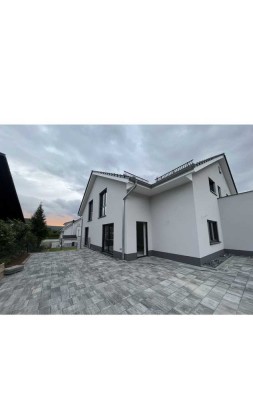 Neuwertige 3,5 Zimmer-Wohnung mit großer Terrasse und Einbauküche in Klingeberg