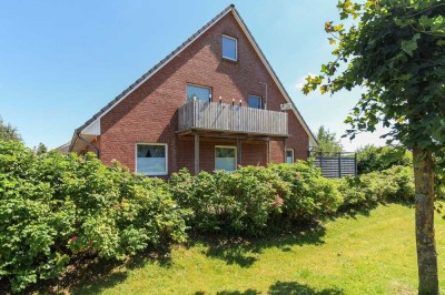 Behaglichkeit pur: 3-Zi.-Maisonette mit Balkon und Caport in Top-Lage von Bredstedt an der Westküste