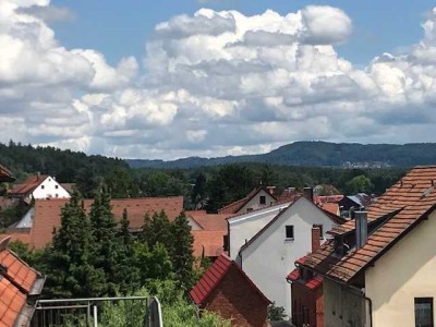 Wohnen über den Dächern von Lauf – helle 4,5-Zimmer-Dachwohnung mit Balkon & Weitblick
