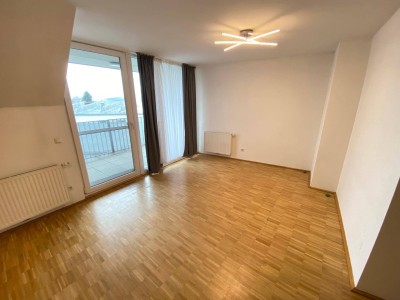 GEPFLEGTE 3 ZIMMERWOHNUNG MIT LOGGIA AM MARKTPLATZ IN HELLMONSÖDT