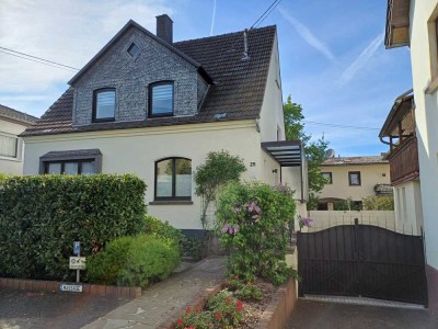Großes saniertes Einfamilienhaus mit 5 Zimmern, Einbauküche, Garage und großer Terrasse