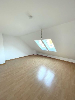 1.11.25 frei!  -Dachwohnung 3 Zimmer mit Wohnküche