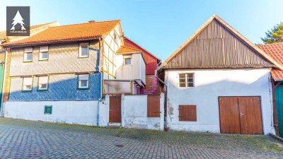 Eingekuschelt im Dorf: Haus mit Scheune, Garage und Hofgefühl