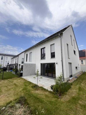 Neuwertige 5-Zi.-Doppelhaushälfte mit Einbauküche in Obertraubling