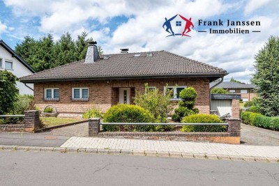 Bungalow mit Garage & Garten in Kelberg - Pellet-Zentralheizung (2017) - drei Schlafzimmer & Keller
