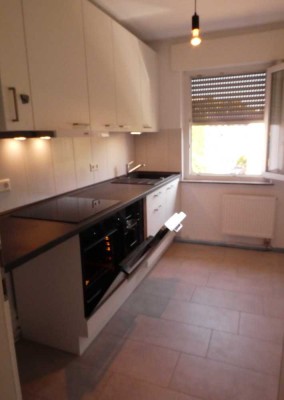 Erstbezug!  Kernsanierte, moderne, helle, zentral gelegene 3 Zi-Whg mit Balkon, EBK, Stellplatz