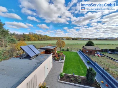 Freiwerdendes Zweifamilienhaus mit Garage in Toplage am Feldrand