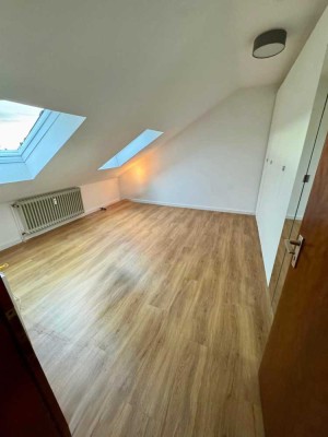 Helle 2,5-Zimmer Wohnung im DG mit Dachterrasse in Stuttgart