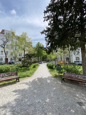 2 Zimmer - unrenoviert - neue Küche / Bad - Balkon - am Renée-Sintenis-Platz