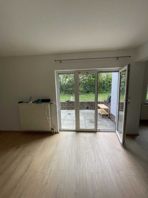 Freundliche und sanierte 2-Raum-Souterrain-Wohnung mit Balkon und EBK in Ober-Ramstadt
