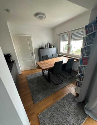 Geschmackvolle, modernisierte 3,5-Zimmer-Wohnung mit geh. Innenausstattung mit Balkon in Maintal