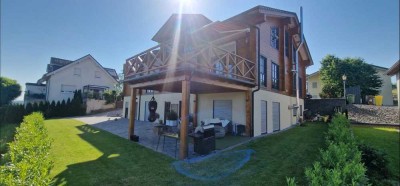 Massiv-Leimholz-Technologie im Holzhausbau trifft auf luxuriöse Wohnqualität