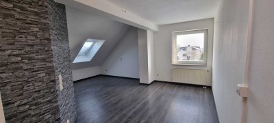 Freundliche Studiowohnung, DG, 1 ZKB mit Einbauküche und Parkplatz