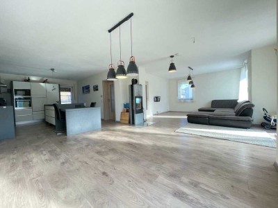 Modernes, energieeffizientes Einfamilienhaus mit großzügigem Garten und sonniger Terrasse