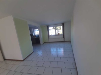 790 € - 81.3 m² - 3.5 Zi.Diese charmante 3.5-Zimmer-Wohnung im Obergeschoss bietet ein angenehmes Wo