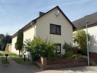Großes Einfamilienhaus mit Einliegerwohnung, Keller, Garage und großem Garten in guter Ortslage