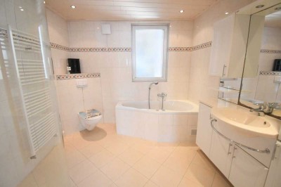 Preisreduzierung: Modernisiertes Haus mit guter Aufteilung und gemütlichem Hof in Trechtingshausen.