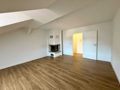 Erstbezug nach Renovierung | 2-Raum-Dachgeschosswohnung mit Kamin und Stellplatz