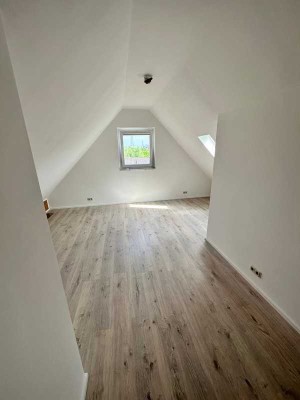 Helle 2-Zimmer-Dachgeschosswohnung mit Balkon