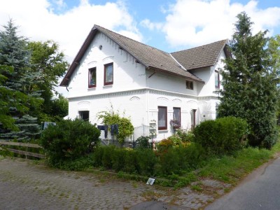 Freundliche und sanierte 3-Zimmer-Erdgeschosswohnung mit geh. Innenausstattung mit Terrasse und EBK