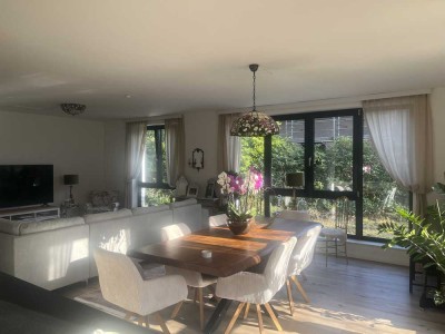 Sanierte Wohnung mit dreieinhalb Zimmern und Einbauküche in Hamburg