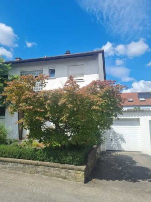 Doppelhaushälfte mit  schönem Garten in zentraler Lage