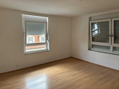 Ansprechende und modernisierte 2-Raum-Wohnung mit Balkon und Einbauküche in Aschaffenburg