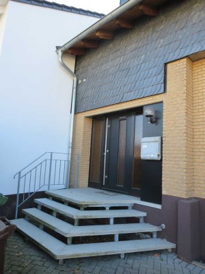Ansprechende und gepflegte 3-Zimmer-Dachgeschosswohnung mit geh. Innenausstattung mit Balkon