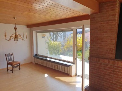 Entdecken Sie diese großzügige Immobilie in begehrter Lage auf einem großen ruhigen Grundstück!