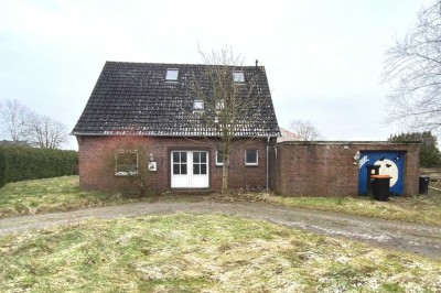 Zwangsversteigerung - Einfamilienhaus mit Garage in Burhafe