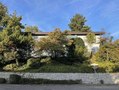 Fantastische Aussichten: Außergewöhnliches Landhaus in unüberbietbar schöner Lage über dem Weindorf