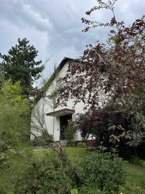 Sofort frei: 2-Zi.-DG-Whg. "Am roten Hügel"  in 2.-Fam-Haus, EBK nach Absprache
